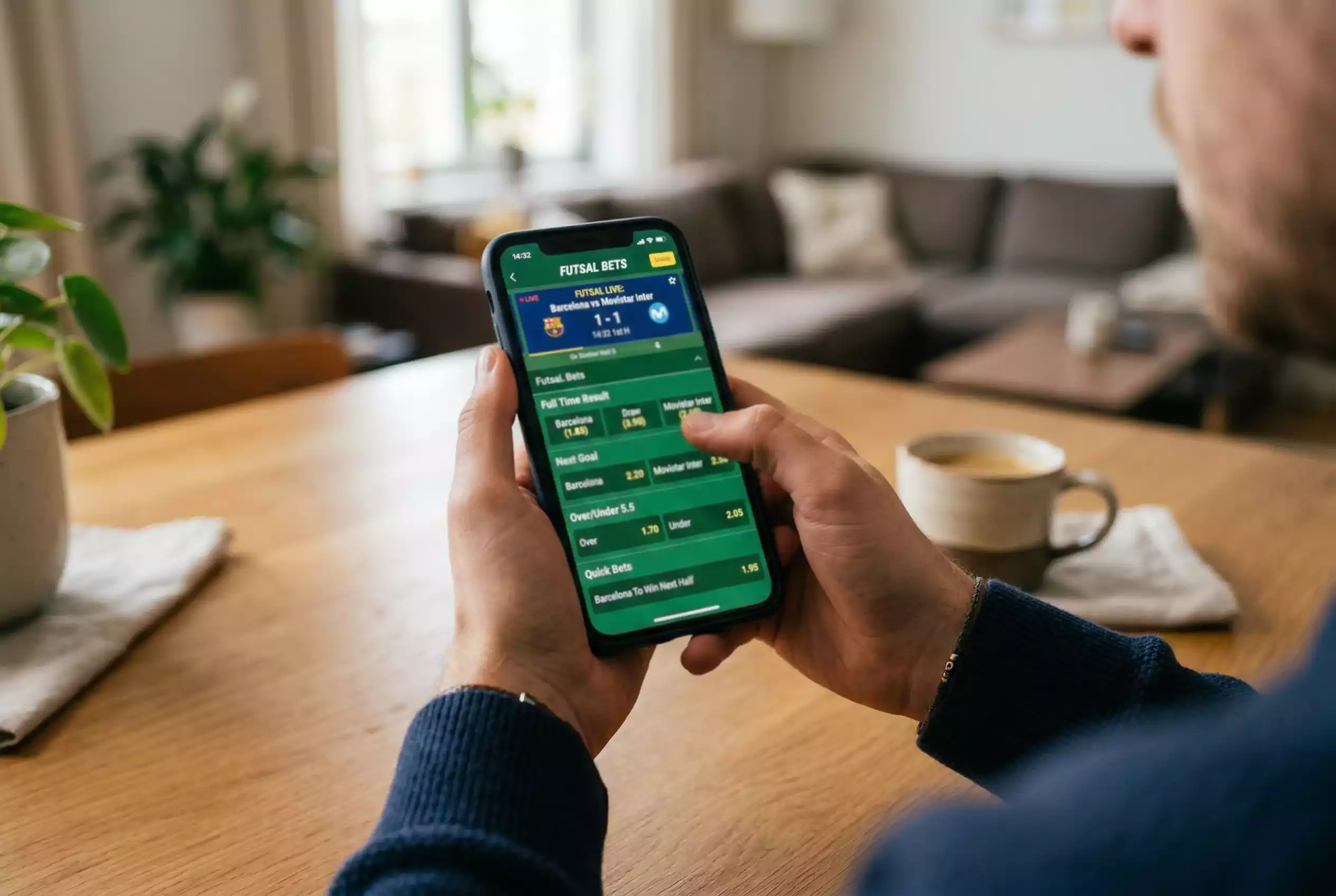 Pessoa a usar smartphone para fazer a primeira aposta em futsal