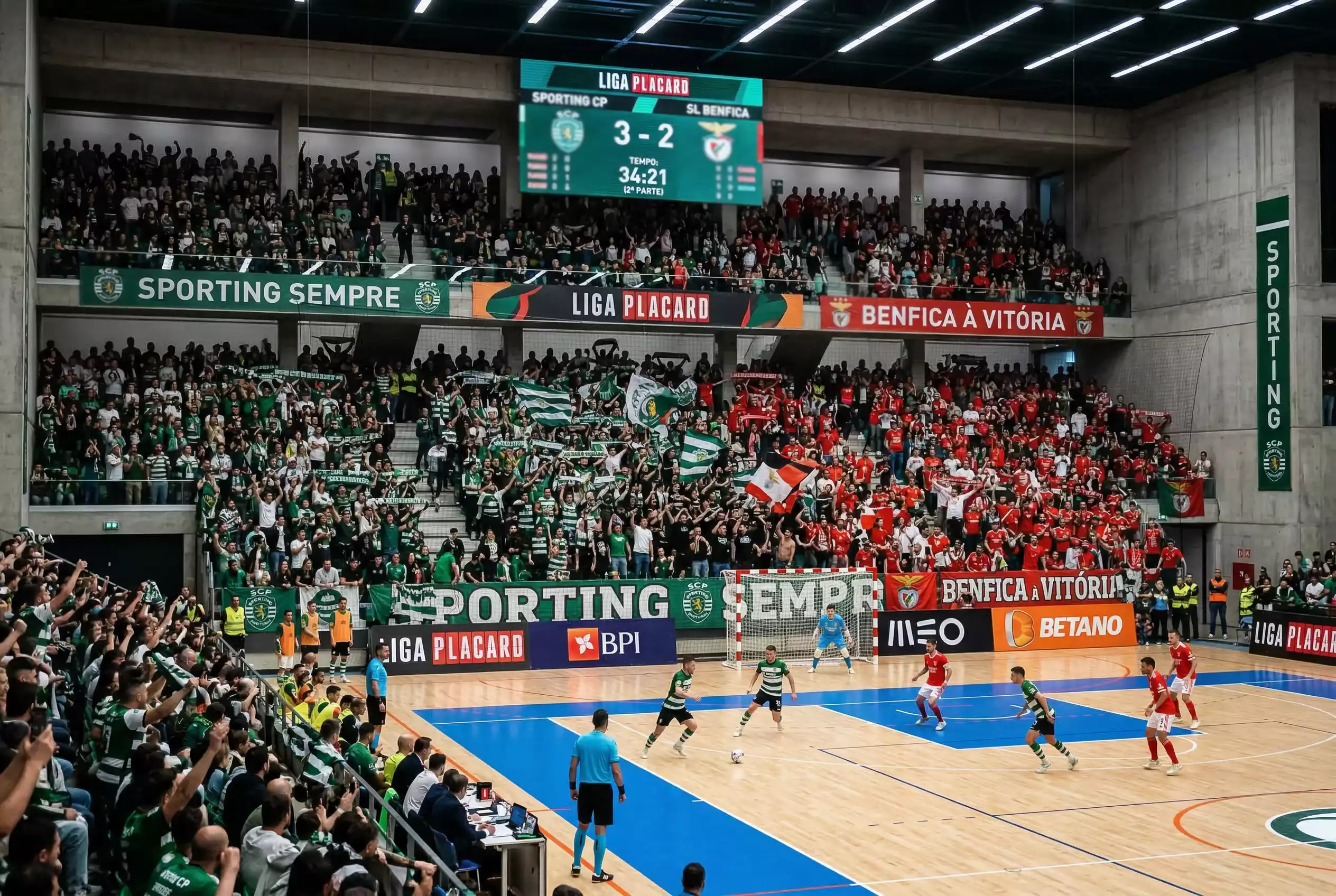 Pavilhao de futsal portugues com bancadas cheias durante jogo da Liga Placard