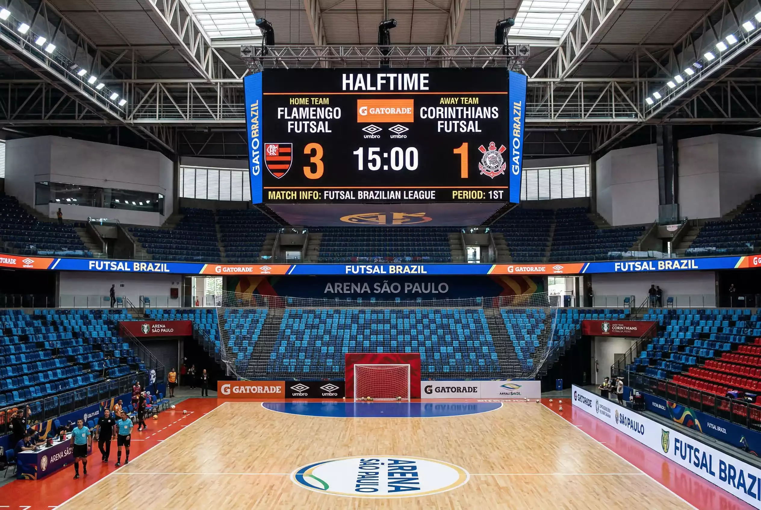 Placar eletrónico de pavilhão de futsal a mostrar resultado ao intervalo
