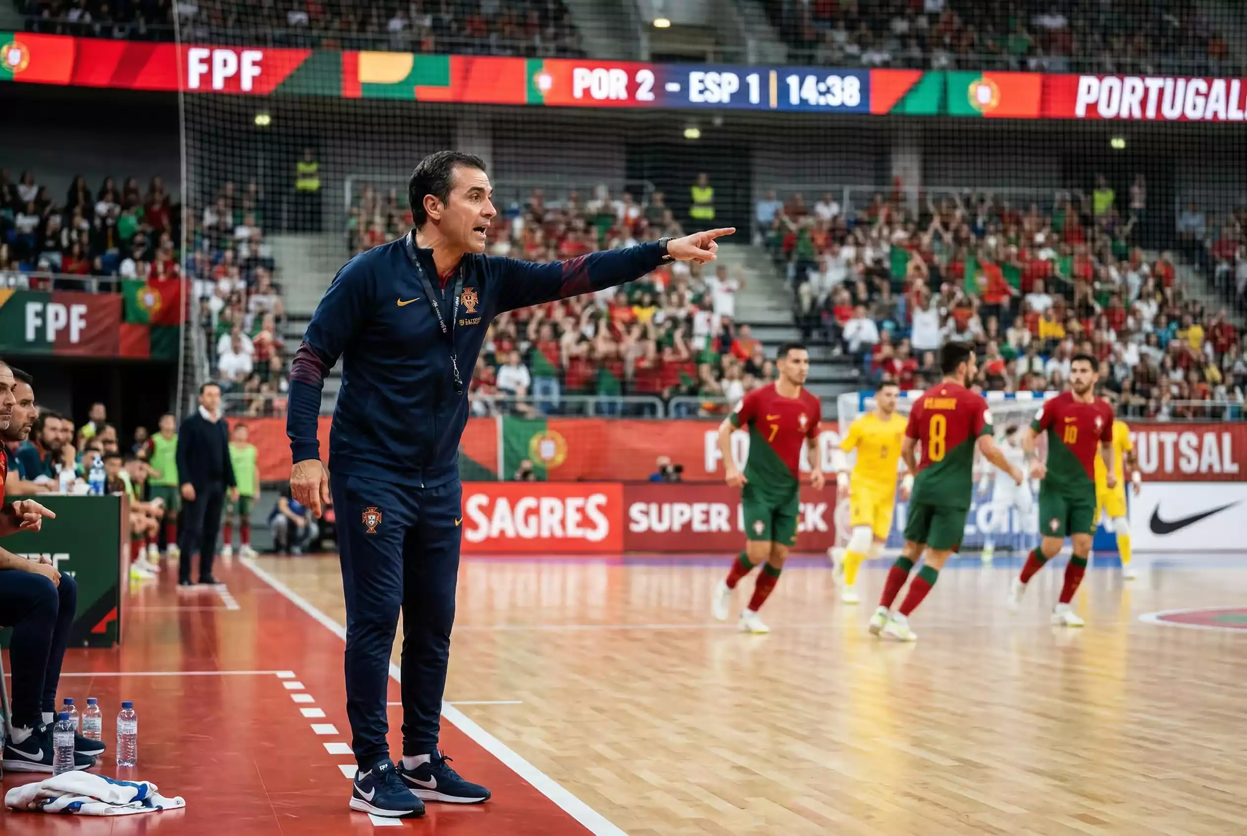 Treinador de futsal a orientar a equipa nacional portuguesa junto à linha lateral